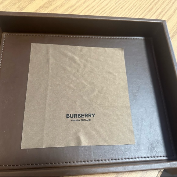 Burberry Sunglasses Fall 2022 Collection - Brown/Tan/Plaid - Picture 4 of 7